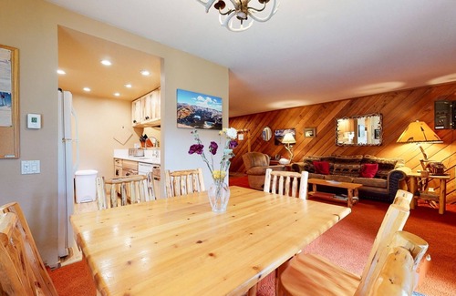 Mammoth Lakes Condo | Snowcreek II #253 1 Bedroom Condo by RedAwning