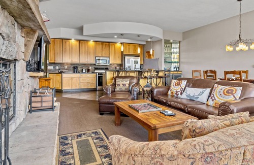 Windcliff Estates Condo | Snowdrift Lodge Vacation Home at Windcliff