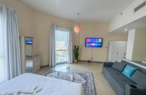 Barsha Heights Apartment | Snug Studio With City Views, Perfect For Couples