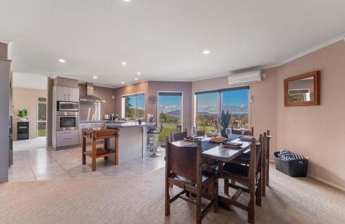 Acacia Bay House | Soak & Stay Acacia Bay - spa, pet, family friendly