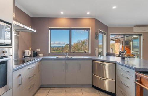 Acacia Bay House | Soak & Stay Acacia Bay - spa, pet, family friendly