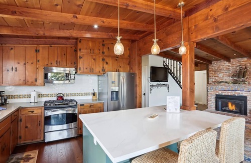 Aptos House | Soaking in Seacliff – Oceanview Getaway with Hot Tub & Private Backyard