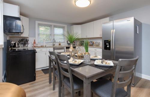 Mebane Apartment | Soaking tub w Washer and Dryer, WiFi