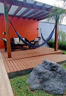 Muquem House | Sobrado com 3 Suítes, Piscina, Sala de Jogos, Garagem para 4 Carros