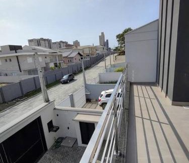 Picarras House | Sobrado com piscina, banheira e garagem coberta.