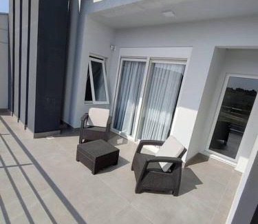 Picarras House | Sobrado com piscina, banheira e garagem coberta.