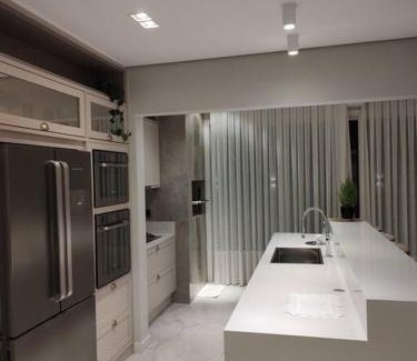 Picarras House | Sobrado com piscina, banheira e garagem coberta.