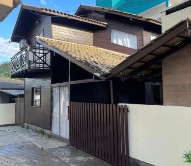 Santinho House | Sobrado com piscina no Santinho