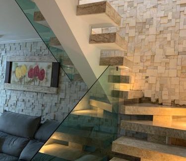 Asturias Apartment | Sobrado em condomínio à 700m da praia Asturias Guarujá - SP