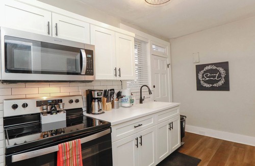 Ghent Apartment | Sojourn at Colley Manor Unit 2 Sleeps 4