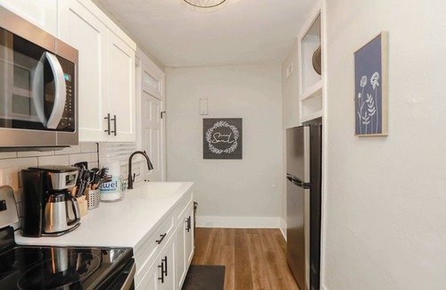 Ghent Apartment | Sojourn at Colley Manor Unit 2 Sleeps 4