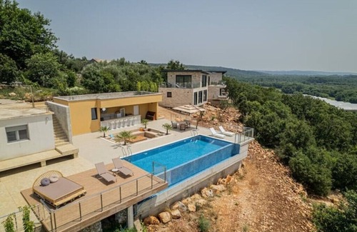 Ulcinj House | Solana`s View! Vacation home with unique views - quiet location - infinity pool!