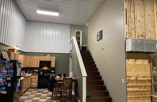 Rombauer Cabin | SOLAR ECLIPSE! Lodge on10ac open field. 4 bed, 1 bath. Family/Pet friendly