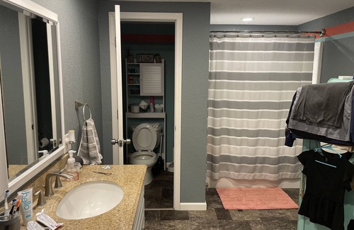 Rombauer Cabin | SOLAR ECLIPSE! Lodge on10ac open field. 4 bed, 1 bath. Family/Pet friendly