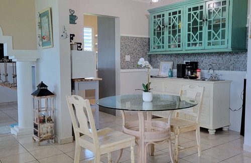 Tierras Nuevas Saliente House | Solar powered/Pool/Beachy Decor/Spacious home 4 all ages! Experienced hosts!