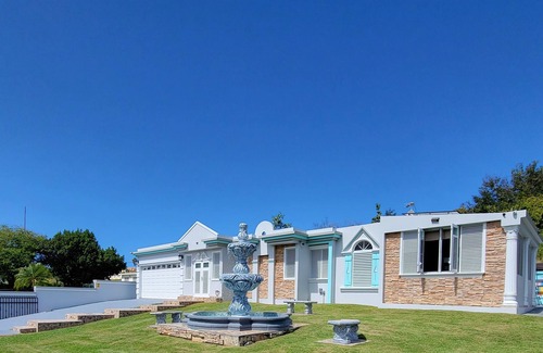 Tierras Nuevas Saliente House | Solar powered/Pool/Beachy Decor/Spacious home 4 all ages! Experienced hosts!