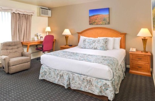 Solvang Hotel | Solvang Theaterfest Lodging! Continental Breakfast, Parking, Outdoor Pool!