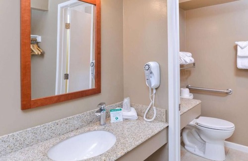 Solvang Hotel | Solvang Theaterfest Lodging! Continental Breakfast, Parking, Outdoor Pool!