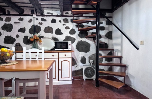 El Paso Cottage | Sombrero de Pico C, with shared swimming pool in El Paso, island of La Palma
