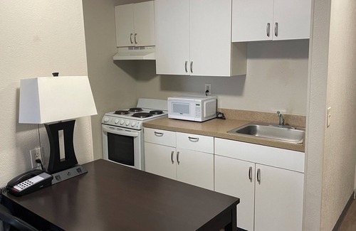 Ellendale Hotel | Sonesta Simply Suites Memphis