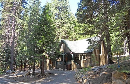 Strawberry House | Sophisticated Home. Stainless Kitchen to Cedar Sauna. Tesla Charger. Relax!