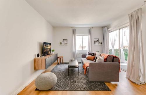 Alamitos Beach Apartment | Sophisticated Long Beach Suite with Patio Dining and Parking NRP21-00185