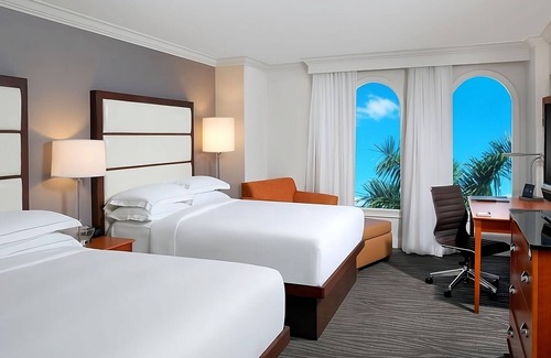 Park Shore Hotel | Sophisticated Suite with Shuttle to Clam Pass Beach