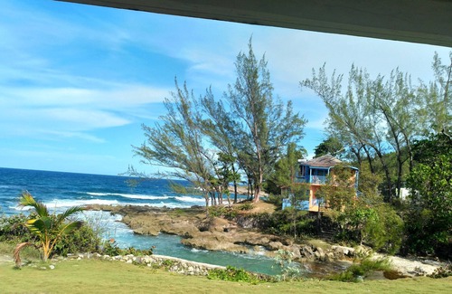 Robins Bay Villa | "Sought-After" Secluded Private Beach Cove,14 Rooms, Retreat Center Destination