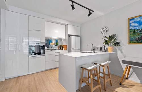 South Brisbane Apartment | South Bank Living! ~ 1bed, 1bath, 1car, Balcony