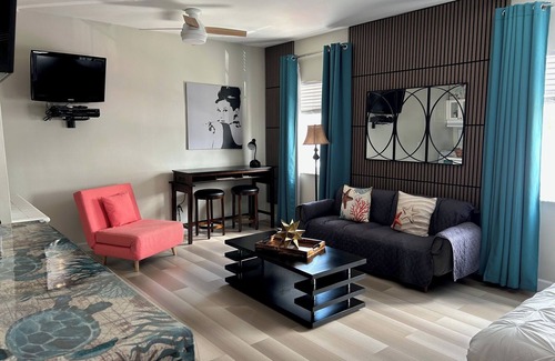 South Beach Apartment | SOUTH BEACH STUDIO CONDO - ONE BLOCK TO BEACH - SLEEPS UP TO 4 - MAX 3 ADULTS