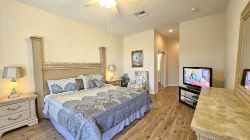 Calabay Parc House | South face Private spa and pool, games room, WiFi, washer dryer, 11 miles to Disney