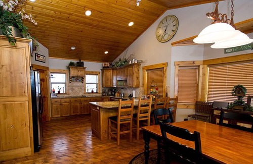 Island Park Cabin | South Shores Lodge* 5Br, Sleeps 12, Waterfront, Private Boat Dock, Wifi, Fire Pit