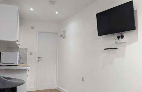Southend-on-Sea Apartment | Southend Airport Ground Floor Studio, with parking