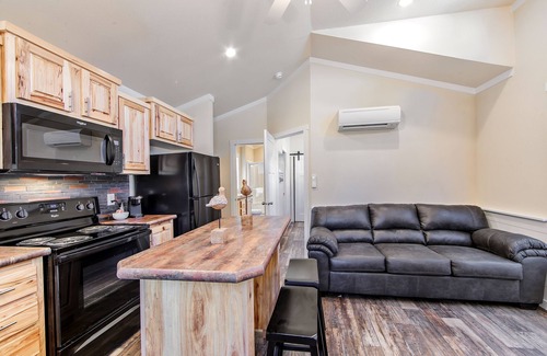 Golden Meadow Cabin | Southern Breeze Lodge