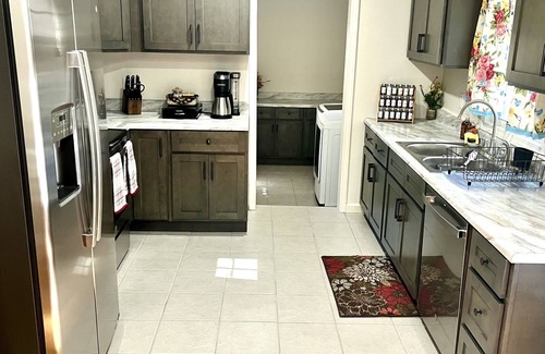 Laurel House | Southern Charm 2 - July -August Summer Sale! 7 Mins to Downtown!