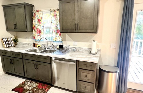 Laurel House | Southern Charm 2 - July -August Summer Sale! 7 Mins to Downtown!