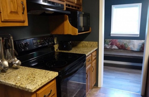 Cadiz House | Southern Charm · Cheerful Vacation Home right by the lake!