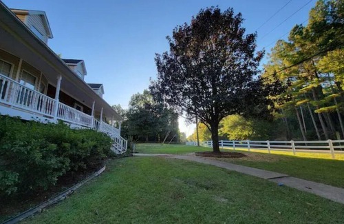 Pinson House | Southern Charm Cottage - Peaceful 4 BR By The Creekside!