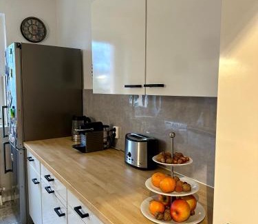 Gropiusstadt Apartment | SouthSide Berlin - Küche, Parkplatz, Balkon