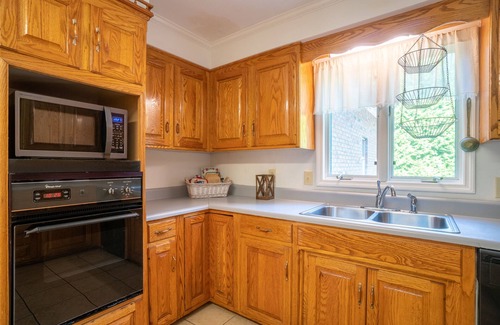 Cleveland House | Southwind - Beautiful Country Estate with Private Pond and Pool