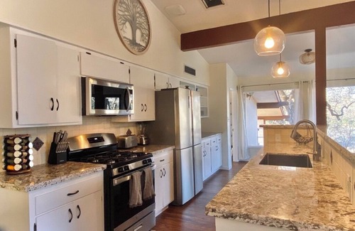 Three Rivers House | Spa, 5 minutes from Sequoia National Park. Spacious, convenient and private.