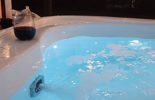 Garbutt House | Spa, firepit, close to the airport, city and strand