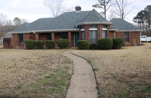 Pine Bluff House | Spaces house with a Jacuzzi bath tube!