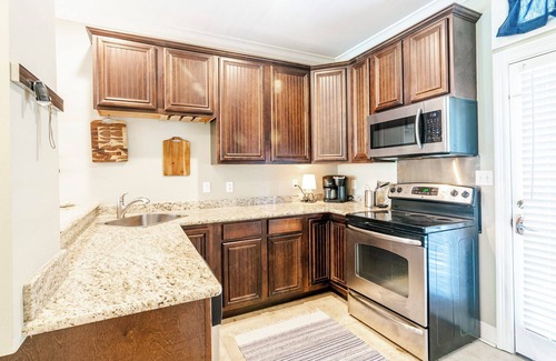 Biloxi Condo | Spacious 1 bed/1.5 bath for TDY Rentals!