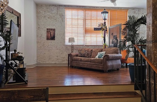 French Quarter Apartment | SPACIOUS 1B/1B w/garage PARKING avail! Fully outfitted; MSG US re: our SPECIALS!