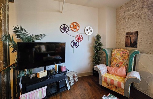 French Quarter Apartment | SPACIOUS 1B/1B w/garage PARKING avail! Fully outfitted; MSG US re: our SPECIALS!