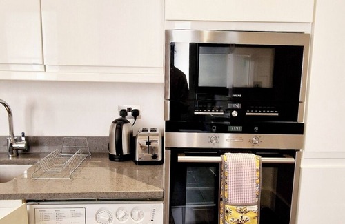 Castle Baynard Apartment | Spacious 1bd Unit - Steps from Blackfriars Bridge