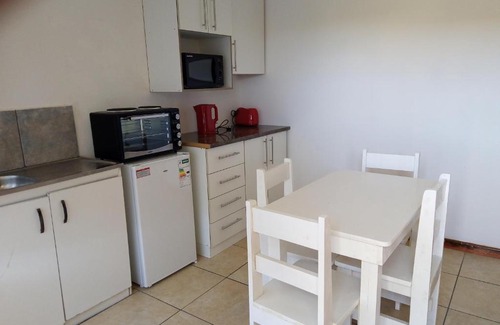 Vredenburg House | Spacious 1bed + braai 13km to Paternoster beach