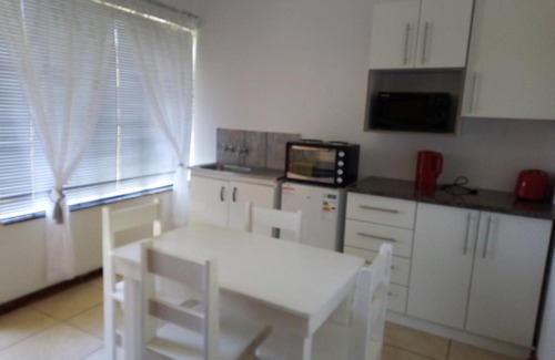 Vredenburg House | Spacious 1bed + braai 13km to Paternoster beach