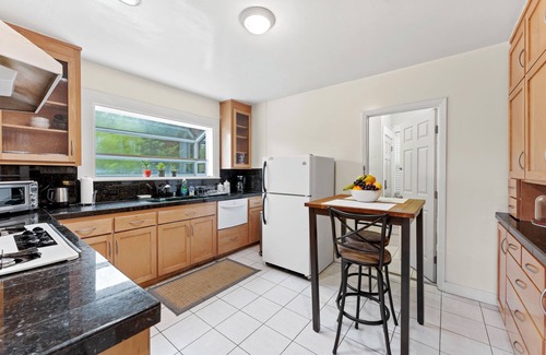 Sunnyside House | Spacious 1BR/1BA Guest Suite with Kitchen +Parking